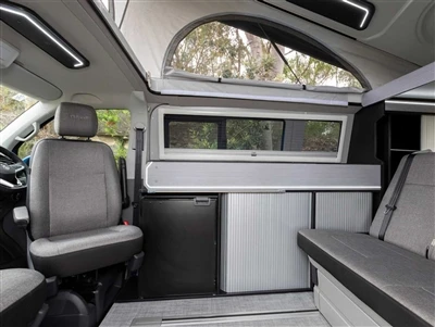 El cotxe modificat Volkswagen T6 d'escalada i de fons encara no ha arribat.
