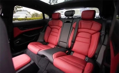 Interior de cuir negre i vermell modificat del Porsche Taycan