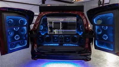 El Toyota Sienna modificat es converteix en un subwoofer mòbil